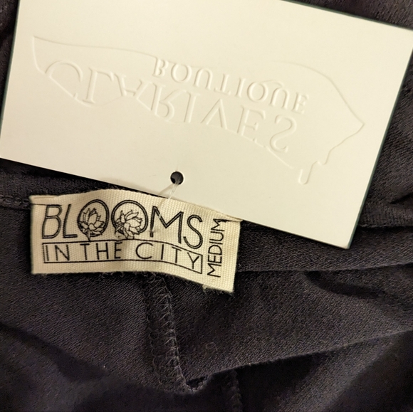 🦇🍂 NWT ! Batwings BLOOMS IN The City Black Belle Sleeve w/ Cold Shoulders - Picture 8 of 9